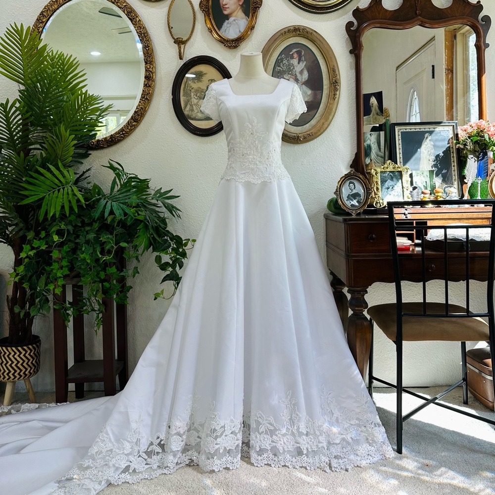 Elegant White Bridal Gown with Lace Bodice